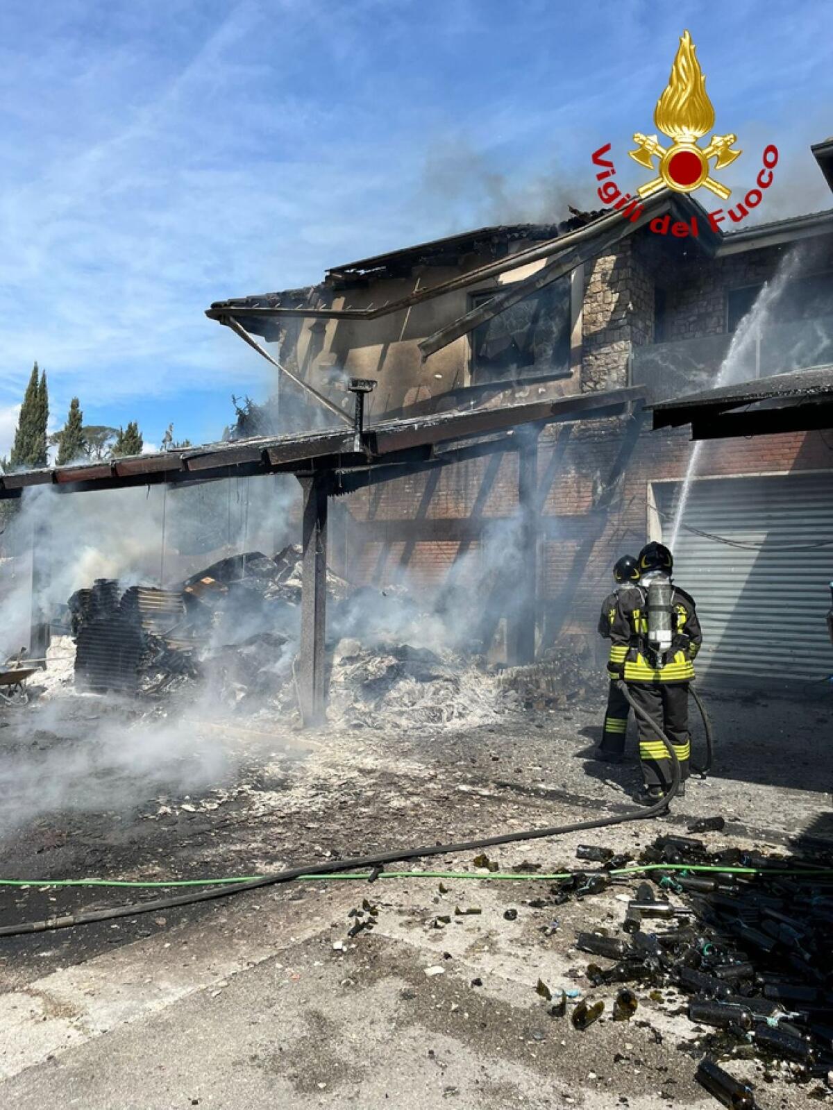 Montefalcione. In fiamme un'azienda - 