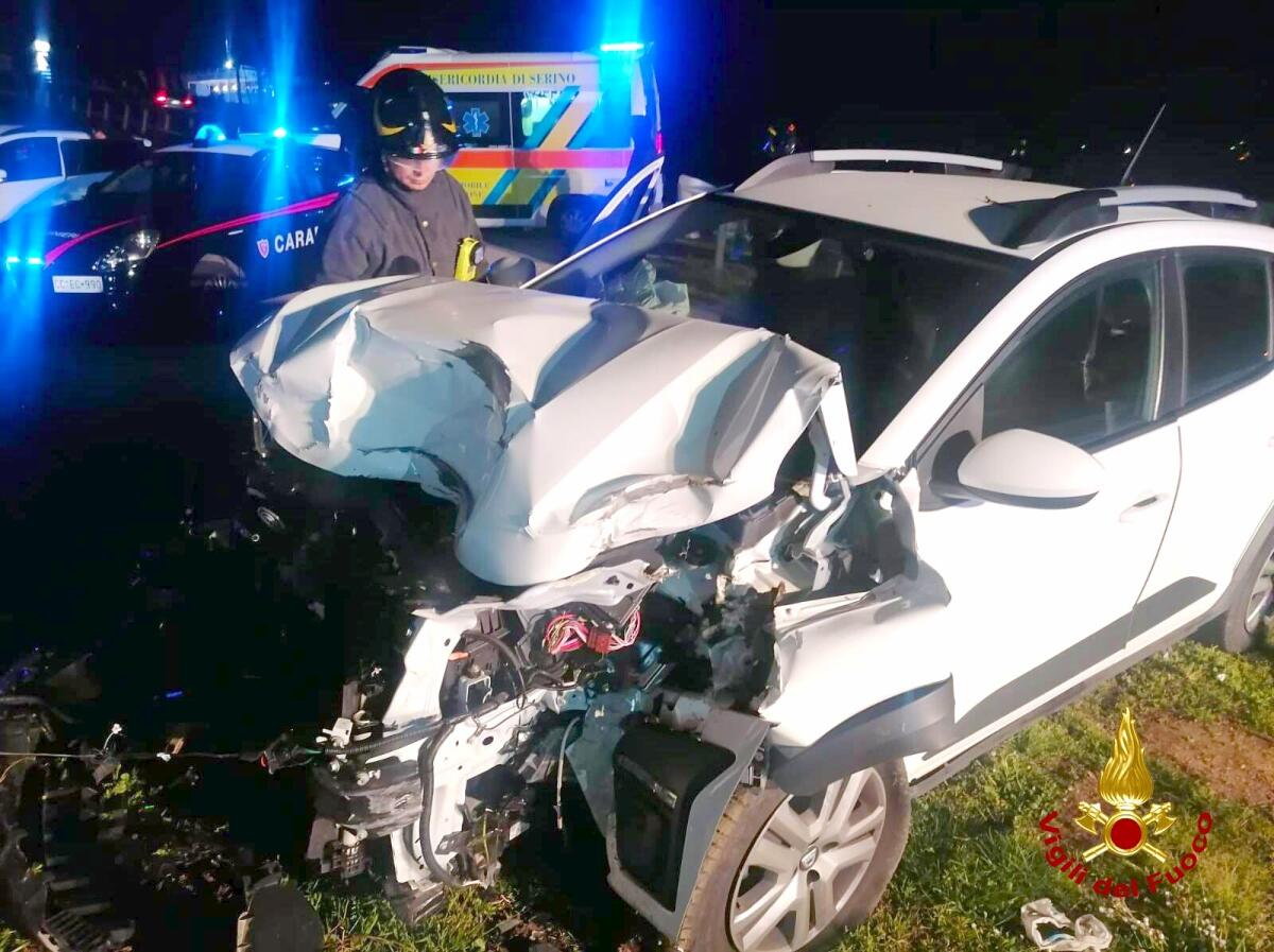 Auto sbanda e finisce fuori strada, ferita una 56enne - 