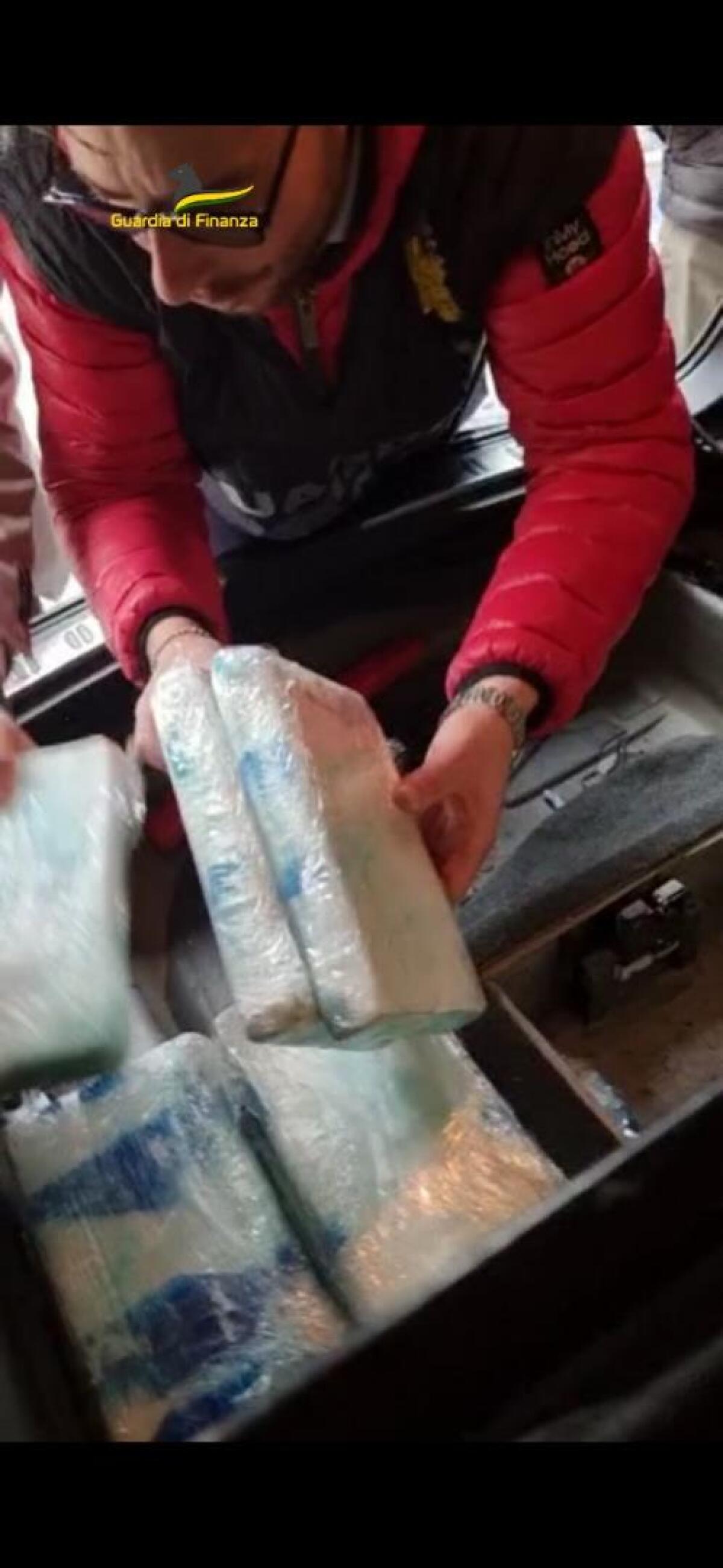 Sequestrati 15 chili di cocaina purissima, arrestato un corriere - 