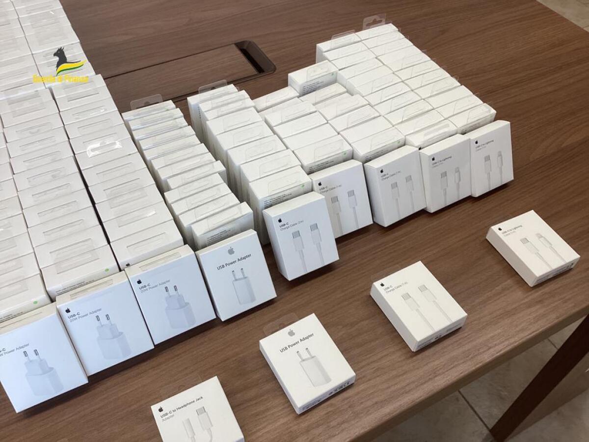 Sottoposti a sequestro circa 300 accessori per telefonia riportanti marchio contraffatto "Apple" - 