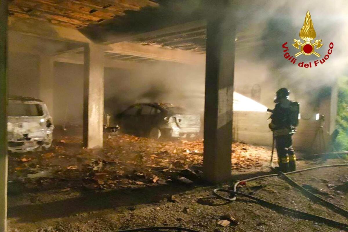 Due incendi di auto nella notte - 