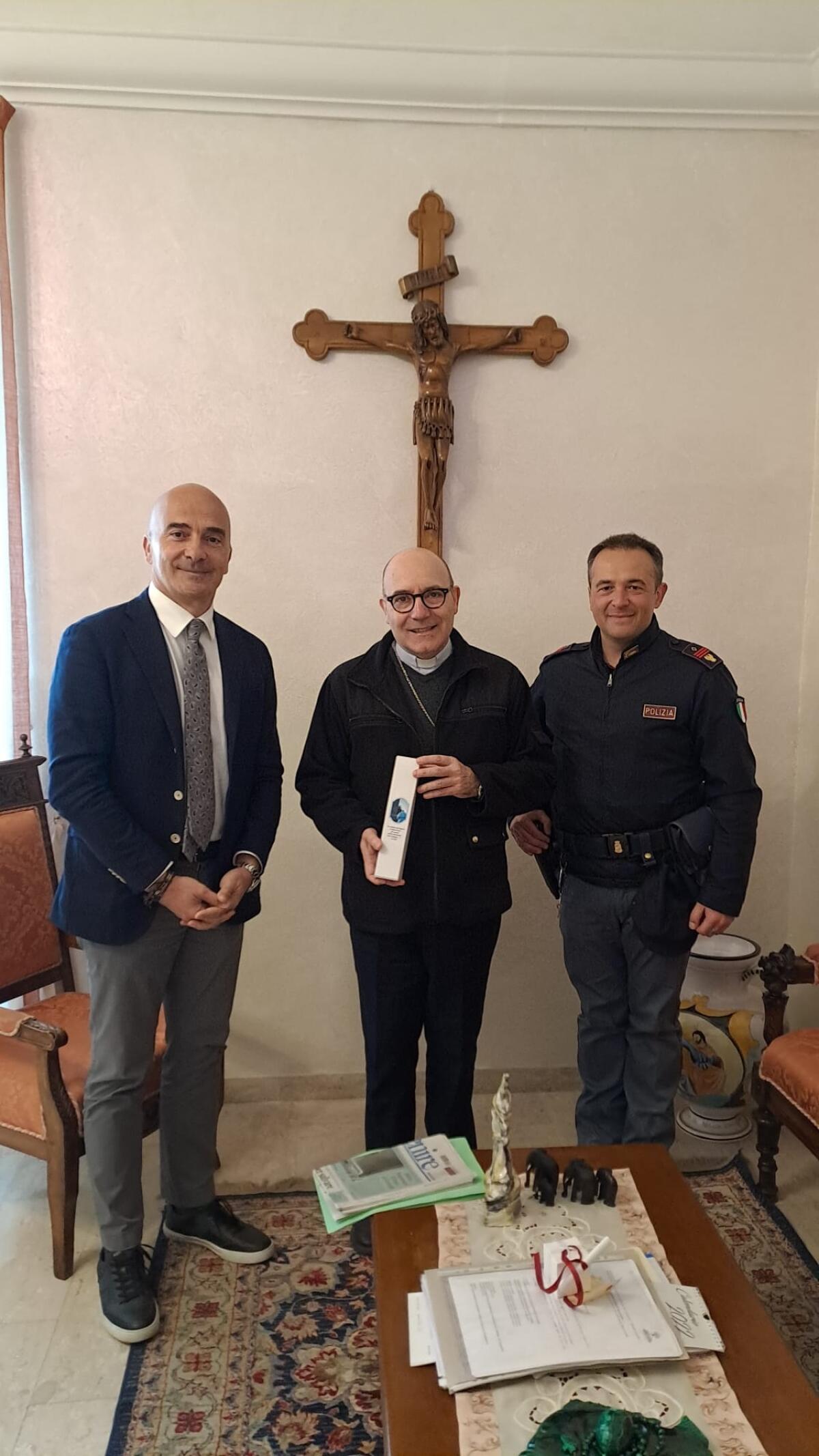 Questore consegna a mons.Accrocca ampolla dell’olio di Capaci. - 
