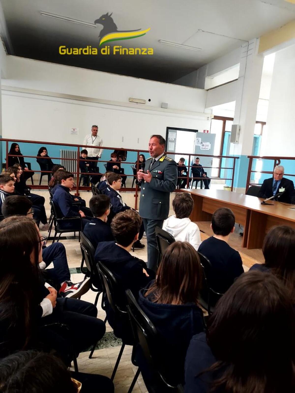 Studenti del "Francesco Guarino" di Solofra a lezione di legalità - 