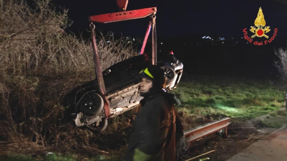 84enne sbanda con l'auto e finisce fuori strada ribaltandosi - 