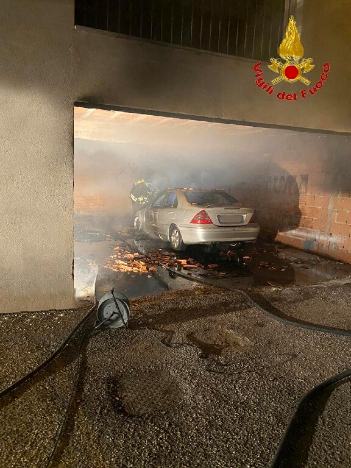 In fiamme autovettura parcheggiata sotto un porticato - 