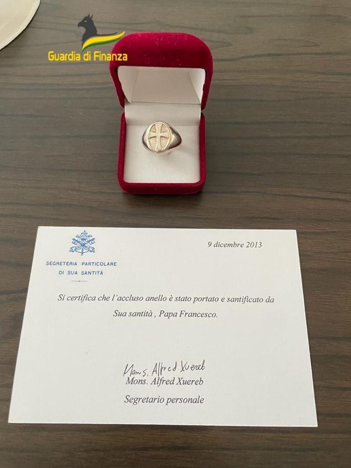 Falsi cimeli di Papa Francesco venduti in tutto il mondo. - 