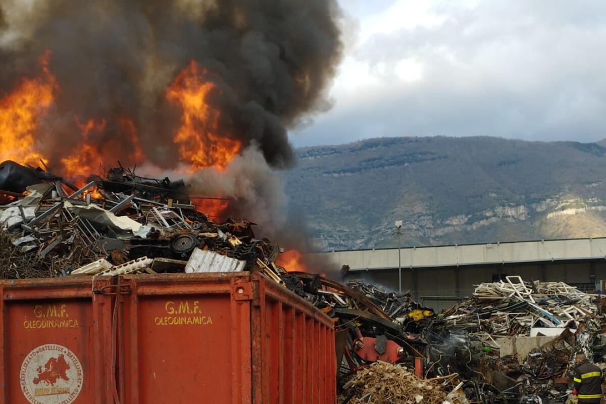 <strong>Incendio Area Pip Sarno, intervento Arpac per contenere conseguenze ambientali e monitorare inquinanti  </strong> - 