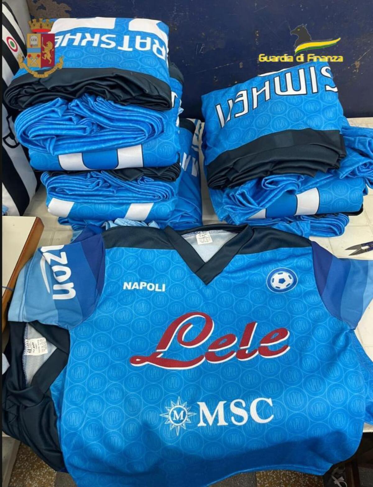 Scoperta fabbrica che produceva false magliette del Napoli - 