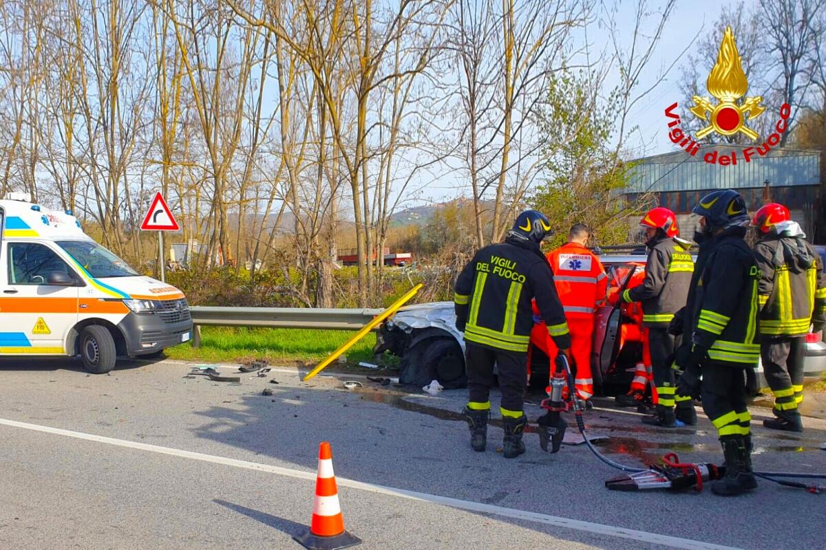 Auto tampona autocarro, una 44enne resta incastrata tra le lamiere - 