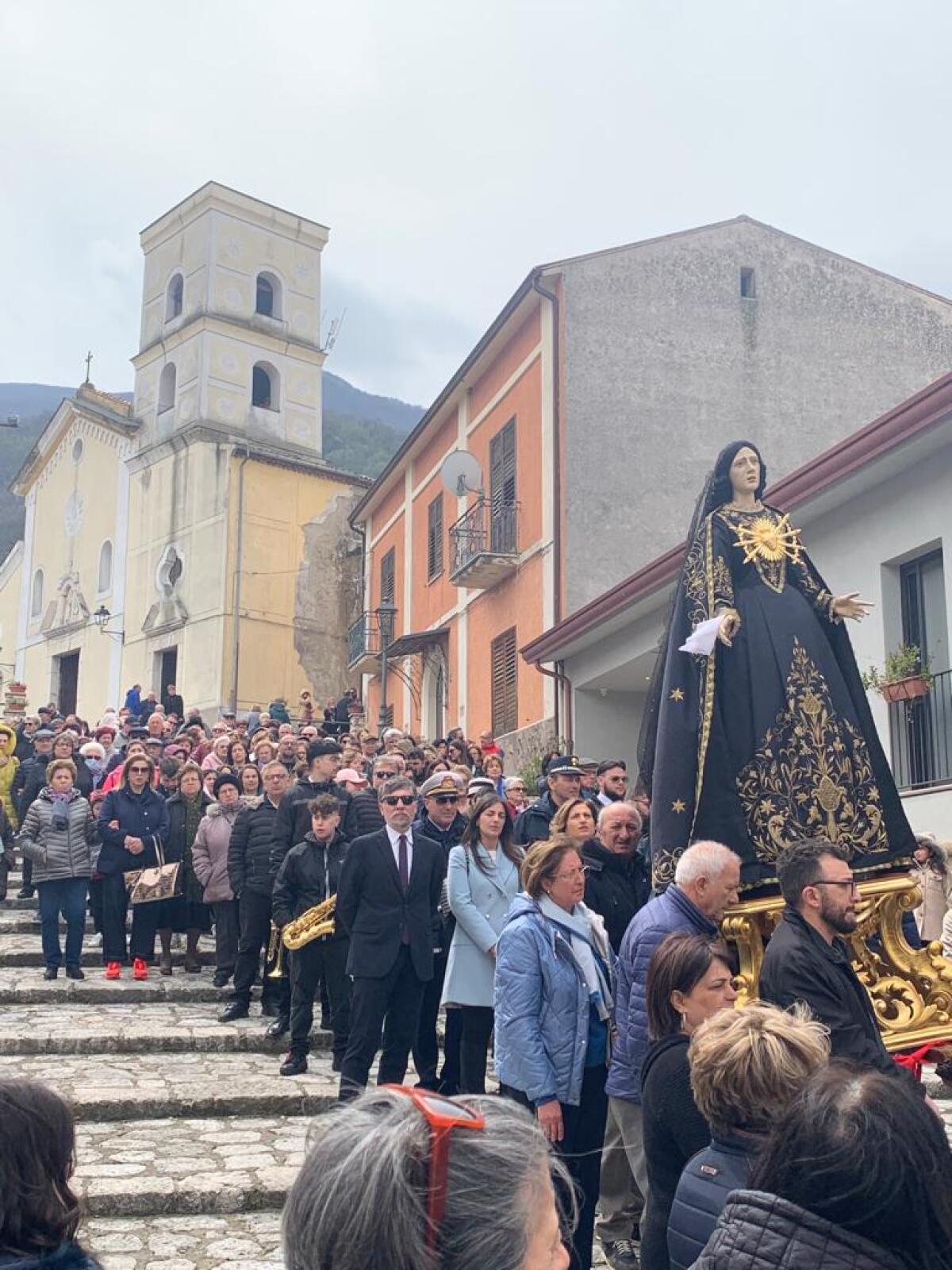Cervinara.Venerdì di Passione, la Madonna Addolorata scende in piazza Ferrari. - 