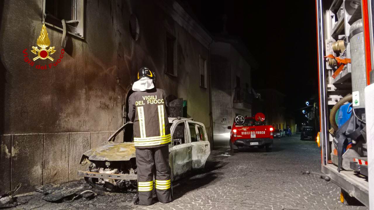 Due incendi di auto nella notte
