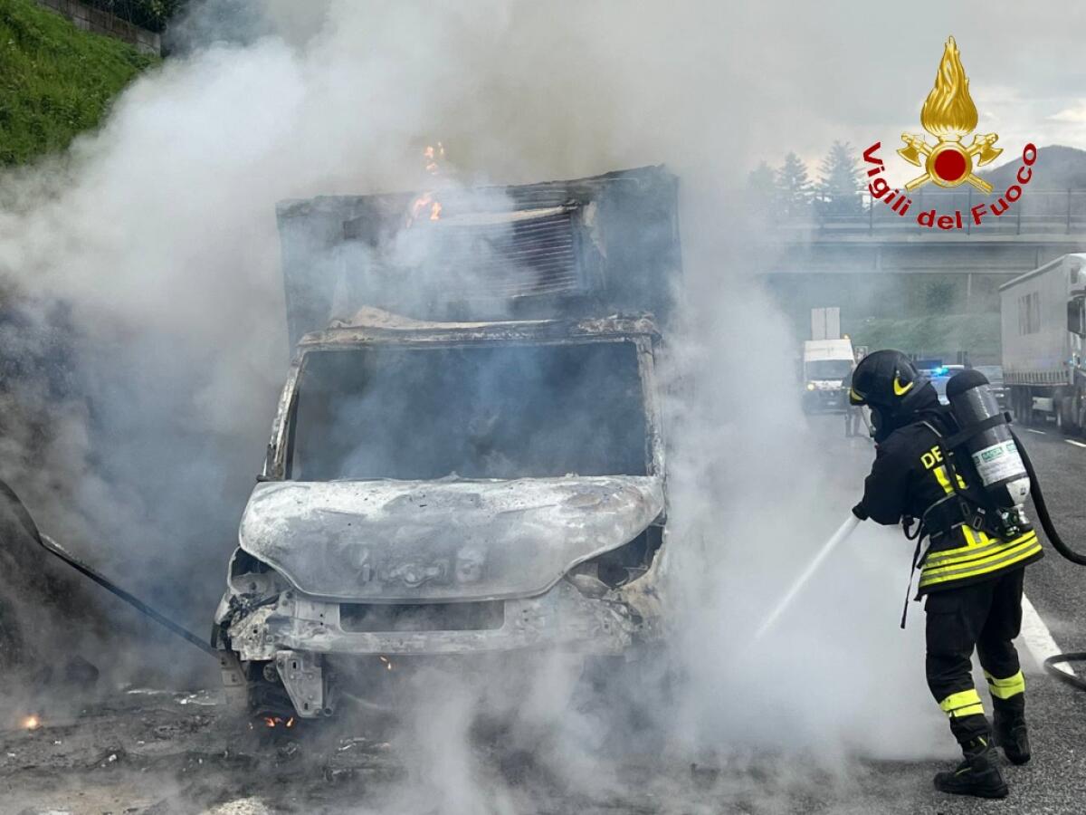 Furgone prende fuoco sull'A16. - 