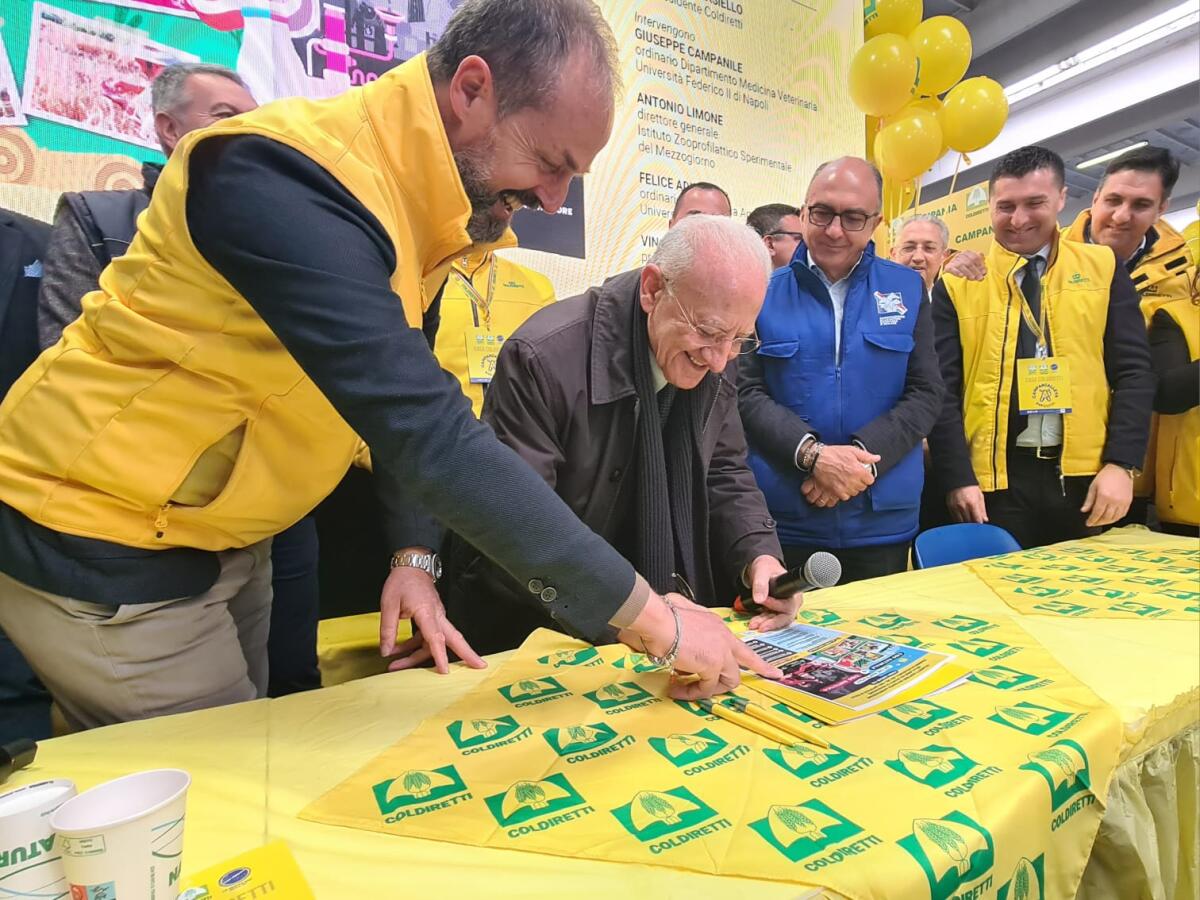 De Luca firma petizione Coldiretti "No Cibo Sintetico" - 