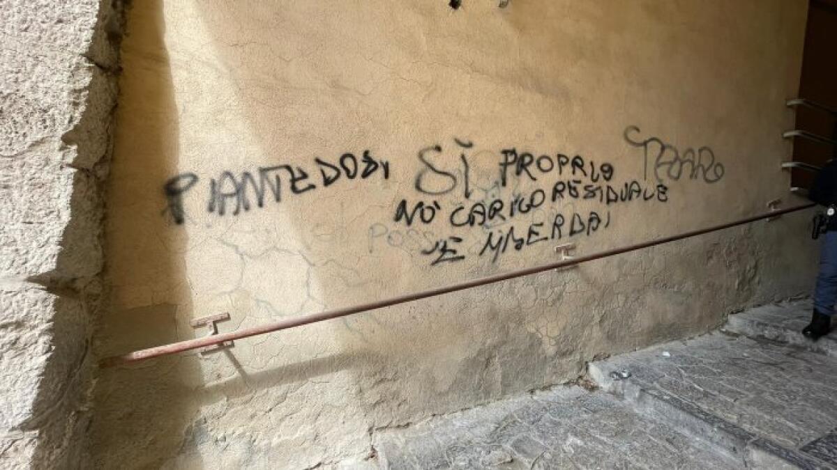 Scritte offensive e minacciose contro il ministro Piantedosi - 