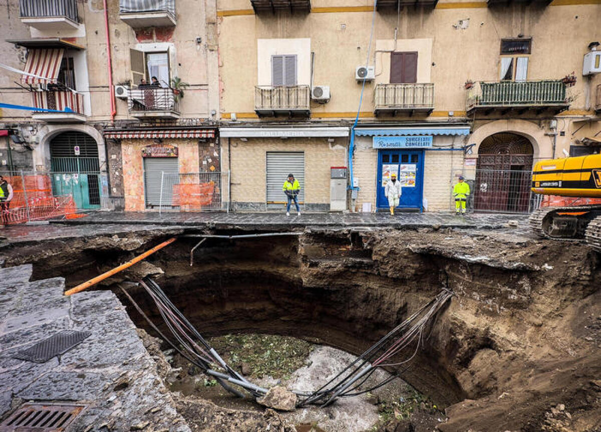 Maltempo. Voragine profonda otto metri si apre a Secondigliano - 