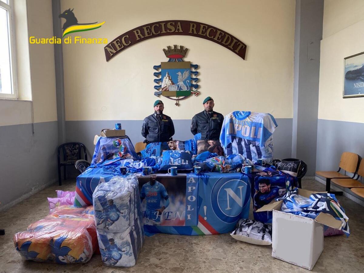 Abbigliamento contraffatto con il marchio del Calcio Napoli, sequestrati due opifici - 