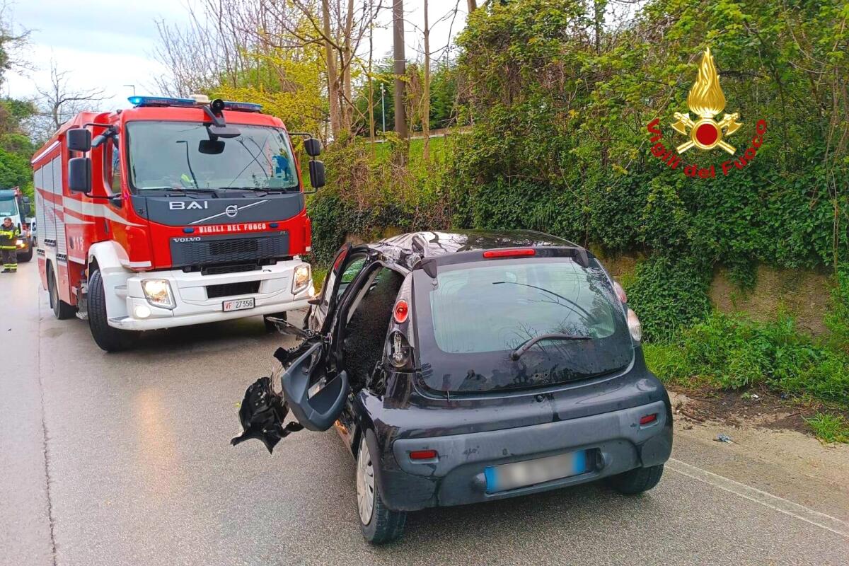 Quattro feriti in un incidente stradale nei pressi del carcere di Bellizzi Irpino - 