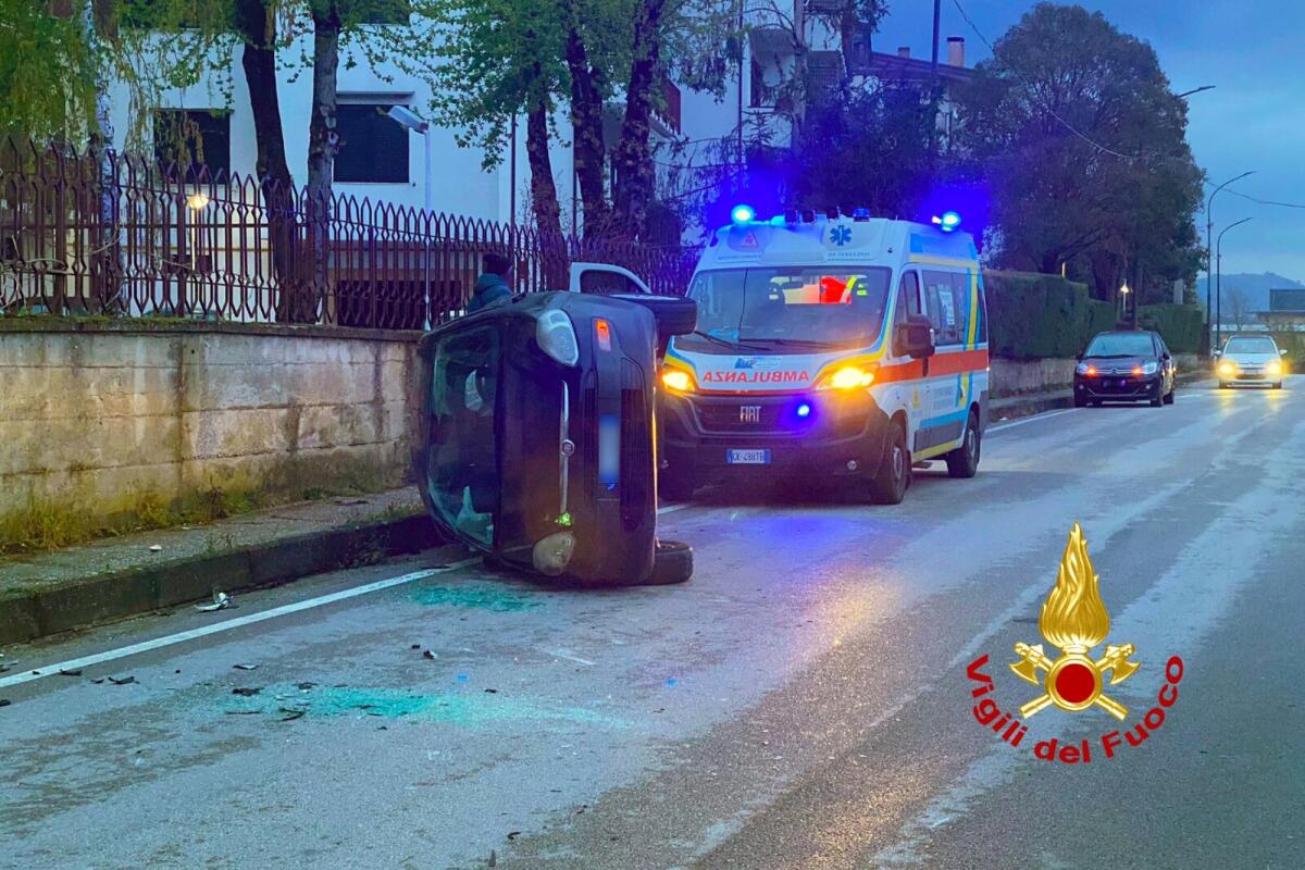 Auto sbanda e si ribalta, ferito un ragazzo che era alla guida - 