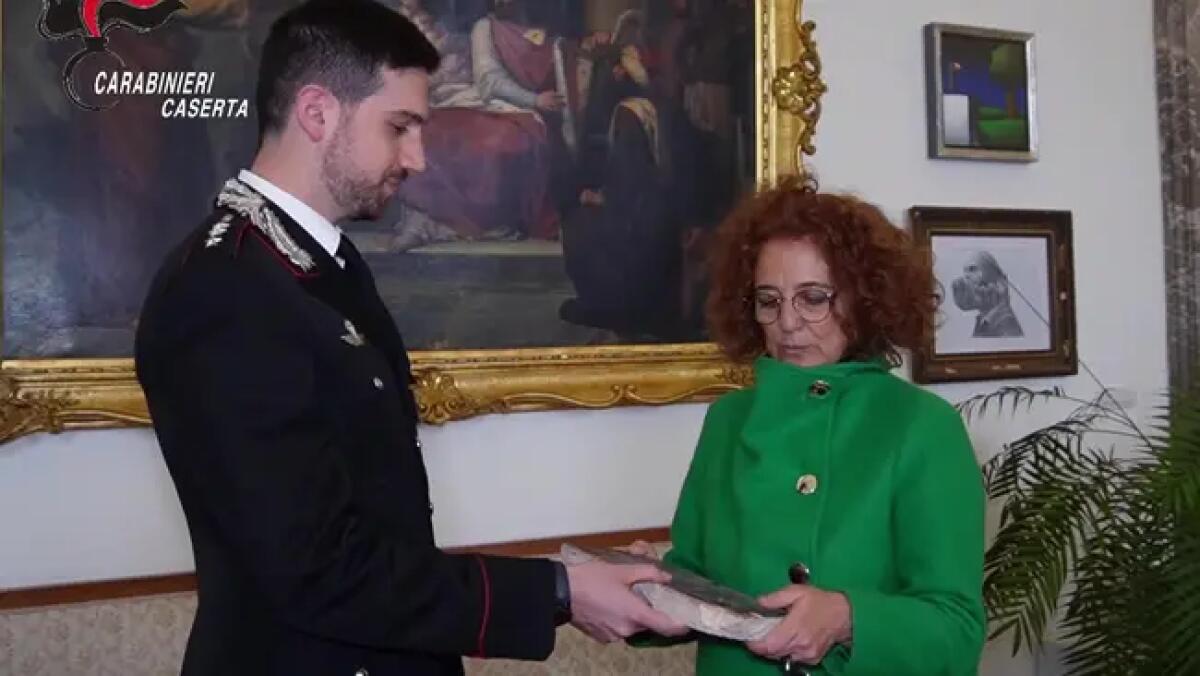 Reggia di Caserta, ruba una piastrella del pavimento dell'800: 42enne denunciato - 