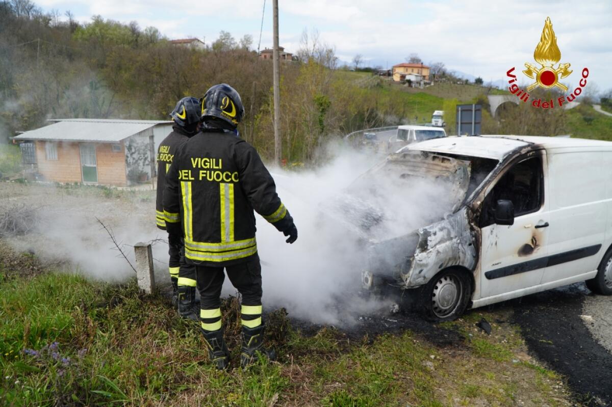 Furgone in fiamme a Montemiletto - 
