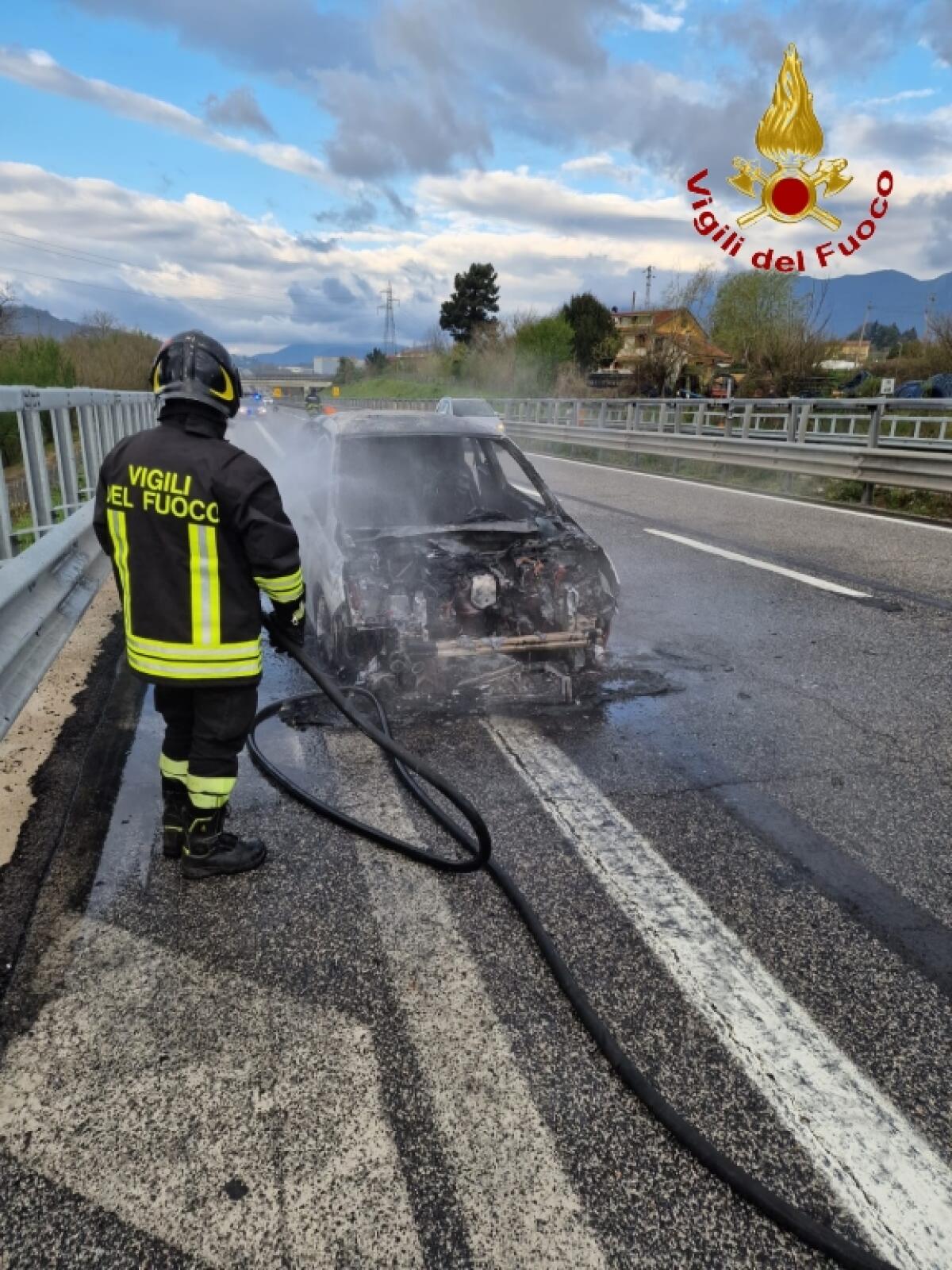 Auto in fiamme ad Atripalda paura per una coppia di coniugi. - 