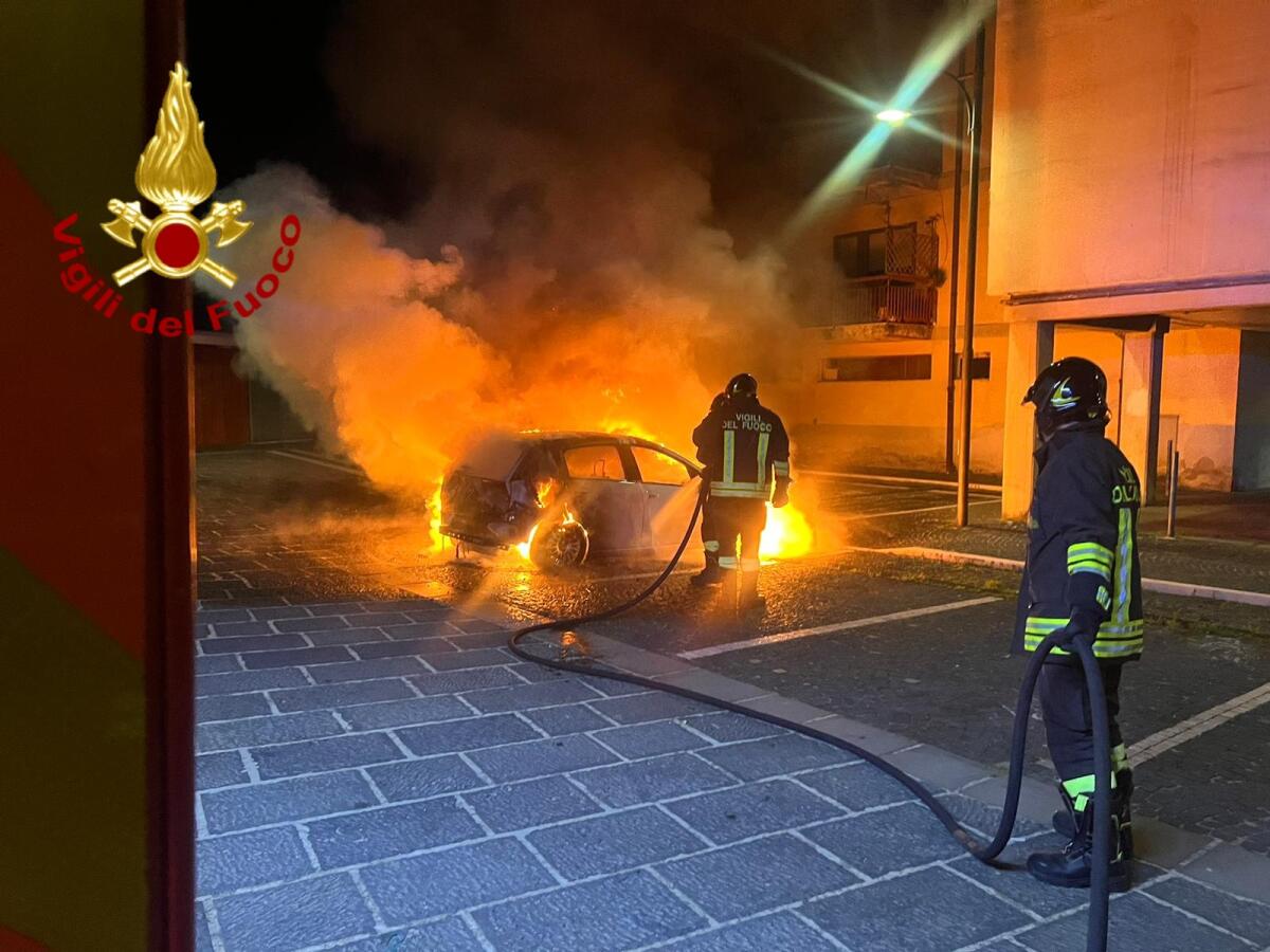 Avellino. In fiamme auto in sosta, indagini in corso. - 