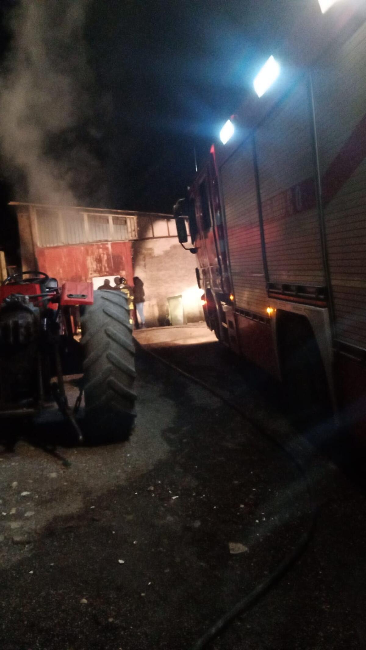 Cervinara.Capannone agricolo in fiamme ai Salomoni - 