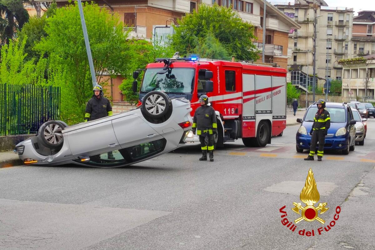 Auto sbanda e si ribalta, ferito conducente - 