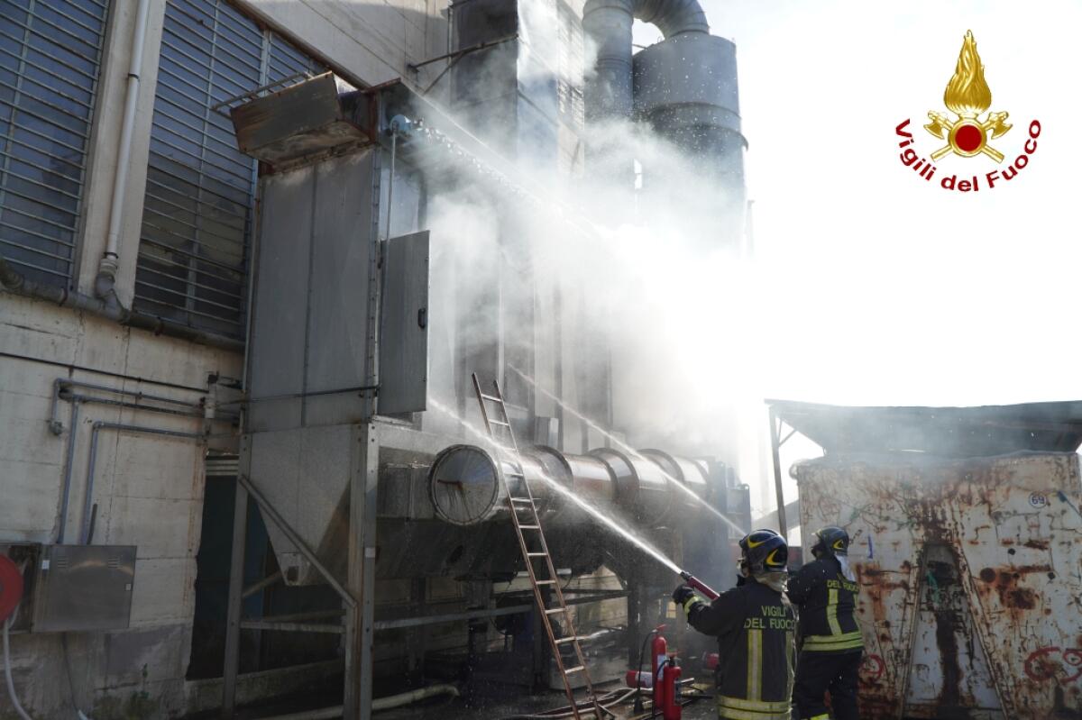 In fiamme scarti lavorazione pellame in opificio Solofra - 