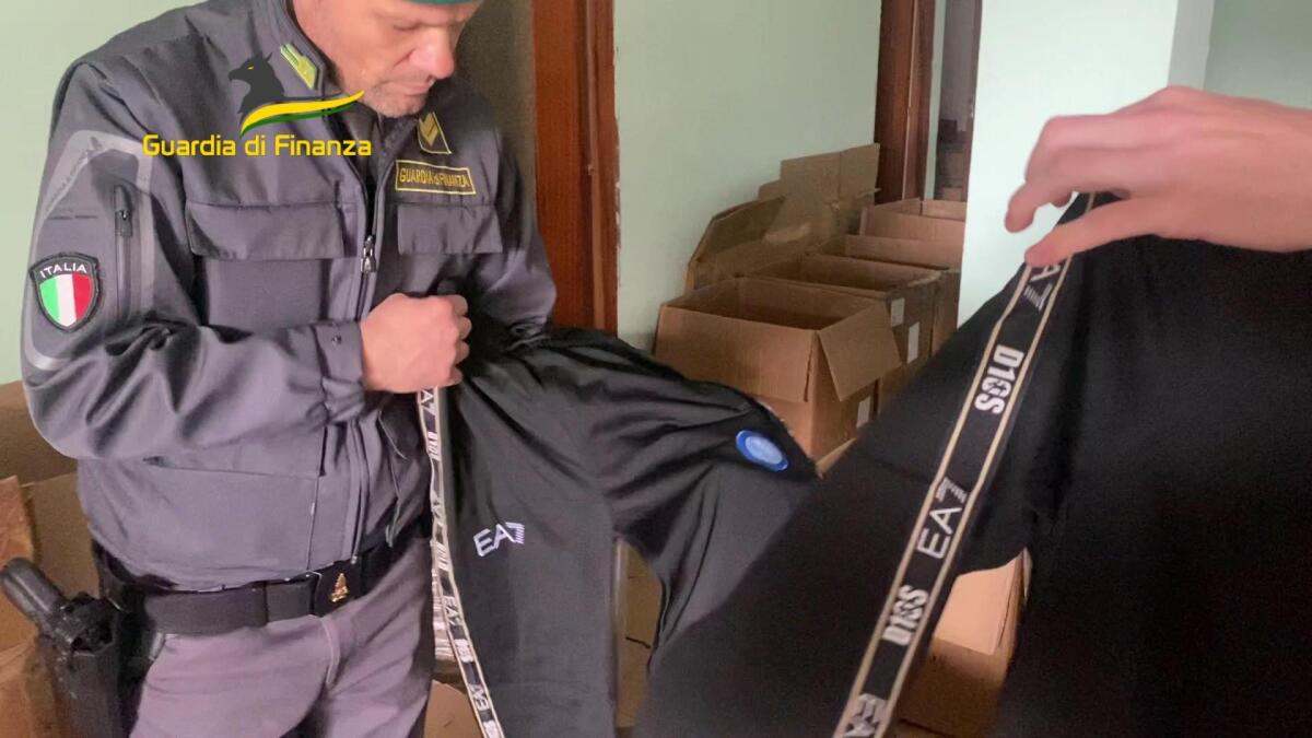 Sequestrato un deposito di 200 mq, con oltre 18.000 prodotti riproducenti il marchio SSC Napoli. - 