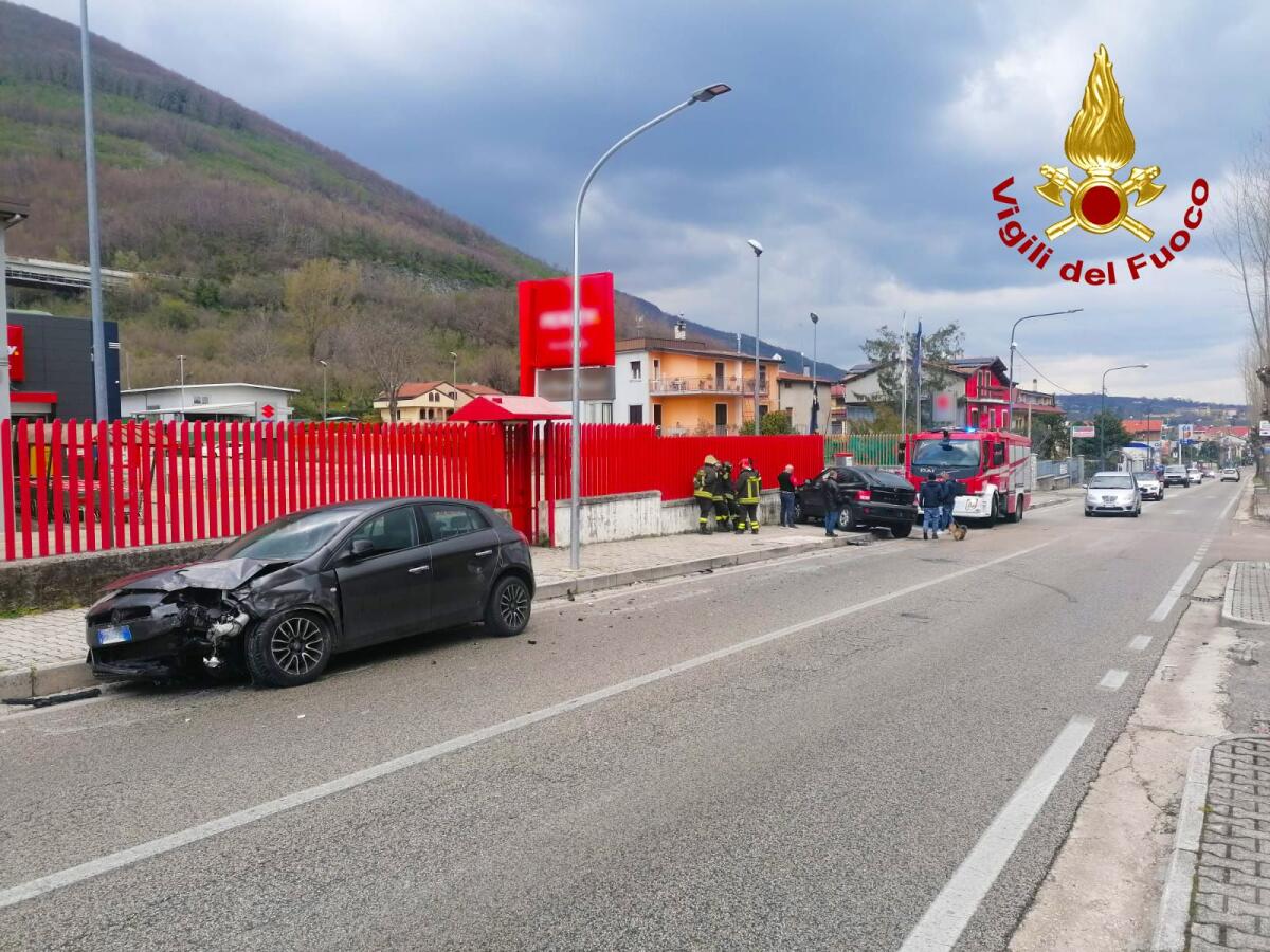 Scontro tra auto, 74enne ricoverata al Moscati - 