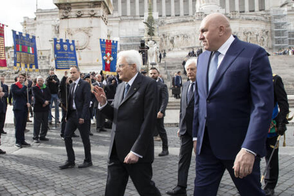 25 Aprile: il capo dello Stato ha reso omaggio all'Altare della Patria - 