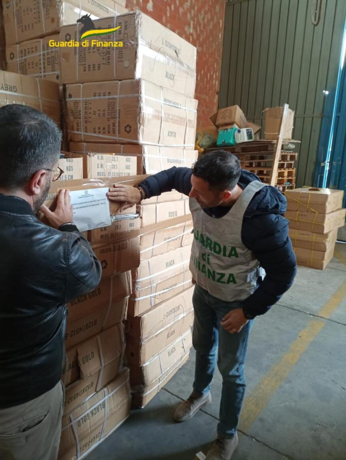 Maxi sequestro di scarpe contraffatte - 