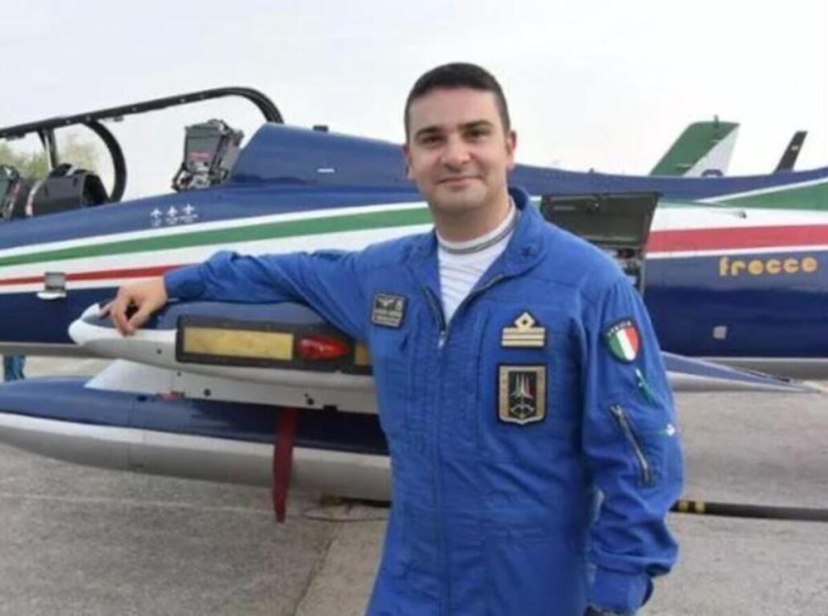 Il capitano delle Frecce Tricolori Alessio Ghersi morto carbonizzato nello schianto dell'aereo ultraleggero - 