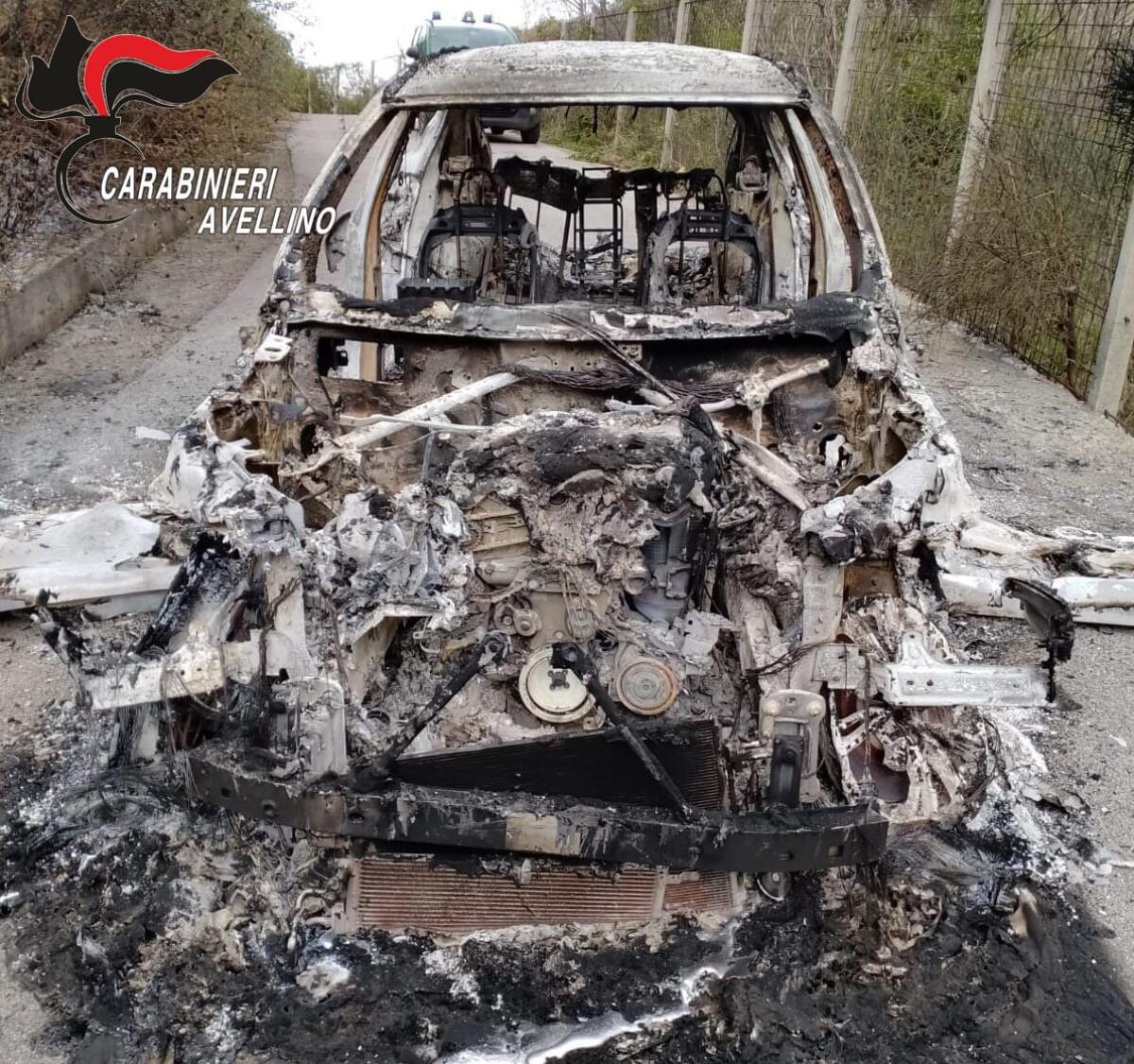 Alfa Romeo Stelvio distrutta dalle fiamme, in corso identificazione proprietario - 