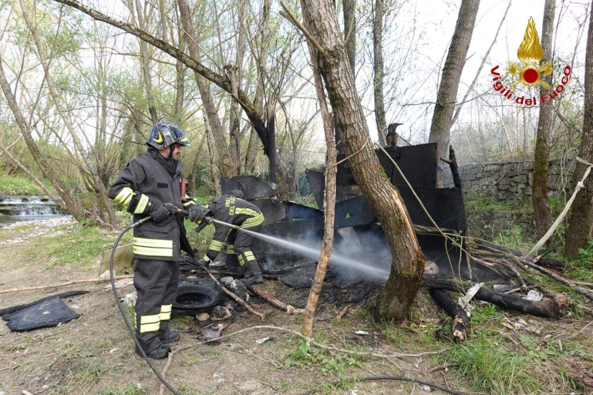 Baracca in legno e lamiere distrutta da un incendio - 