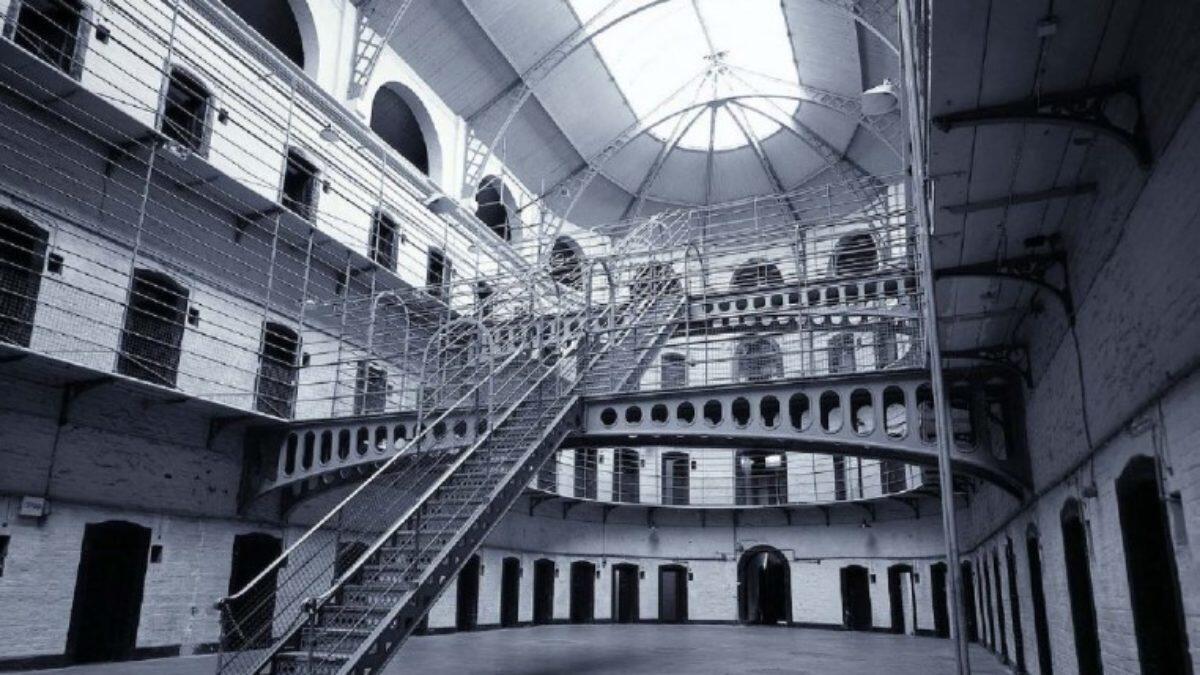 Carceri: Poggioreale, 2.028 detenuti e 672 agenti, il governo intervenga - 