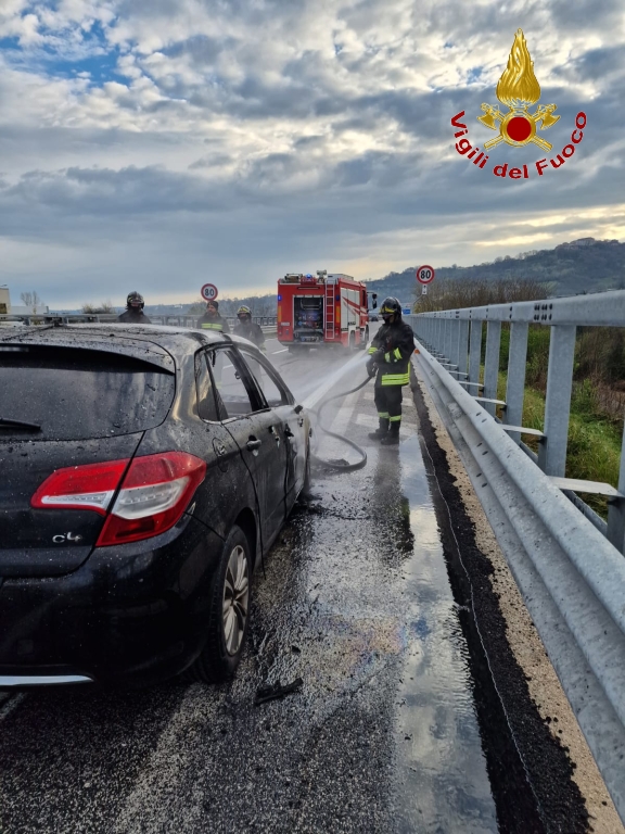 Auto in fiamme ad Atripalda paura per una coppia di coniugi.