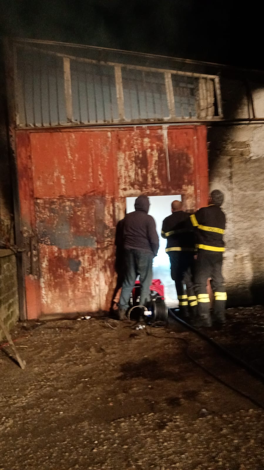 Cervinara.Capannone agricolo in fiamme ai Salomoni