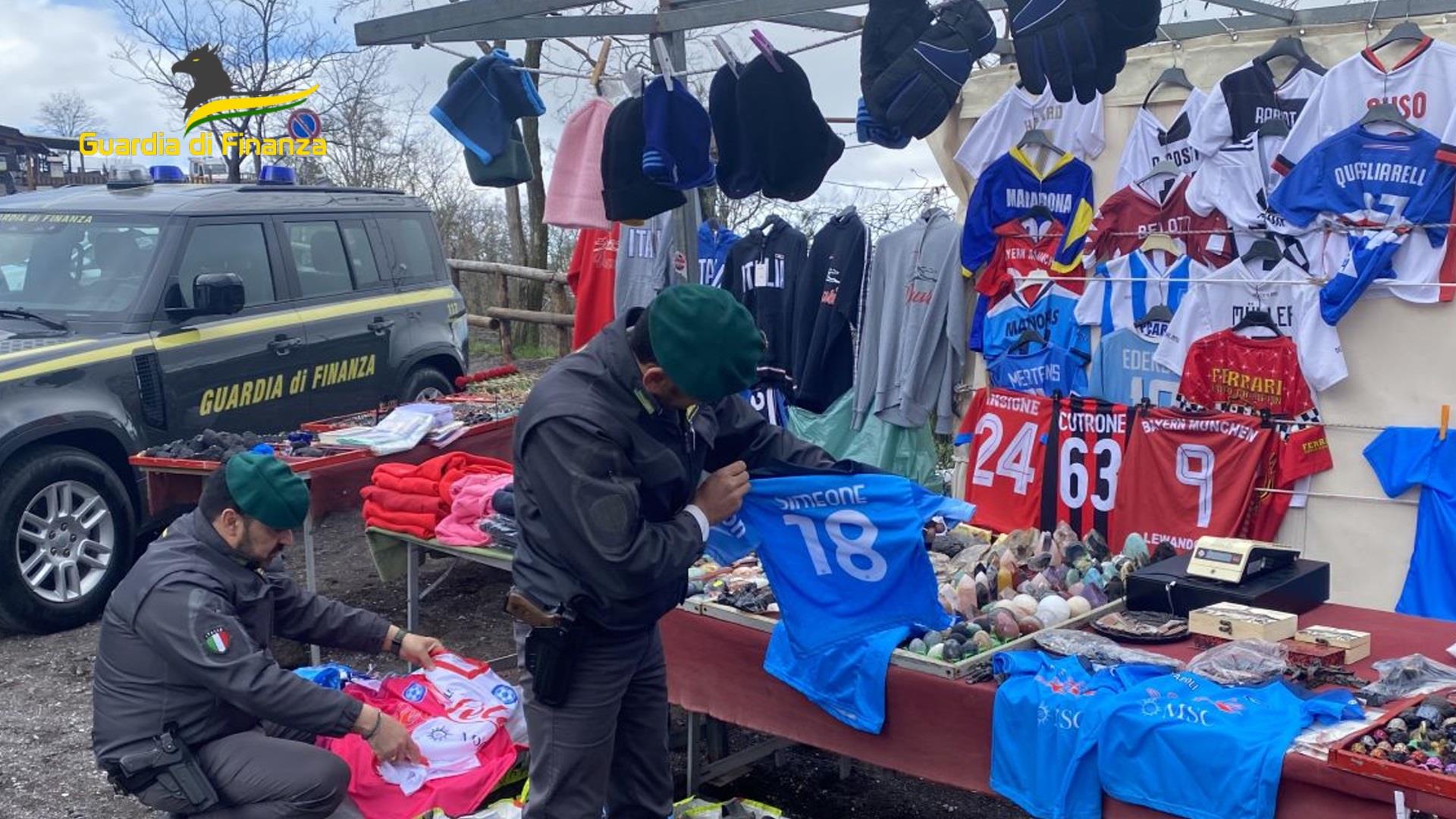 Abbigliamento contraffatto con il marchio del Calcio Napoli, sequestrati due opifici
