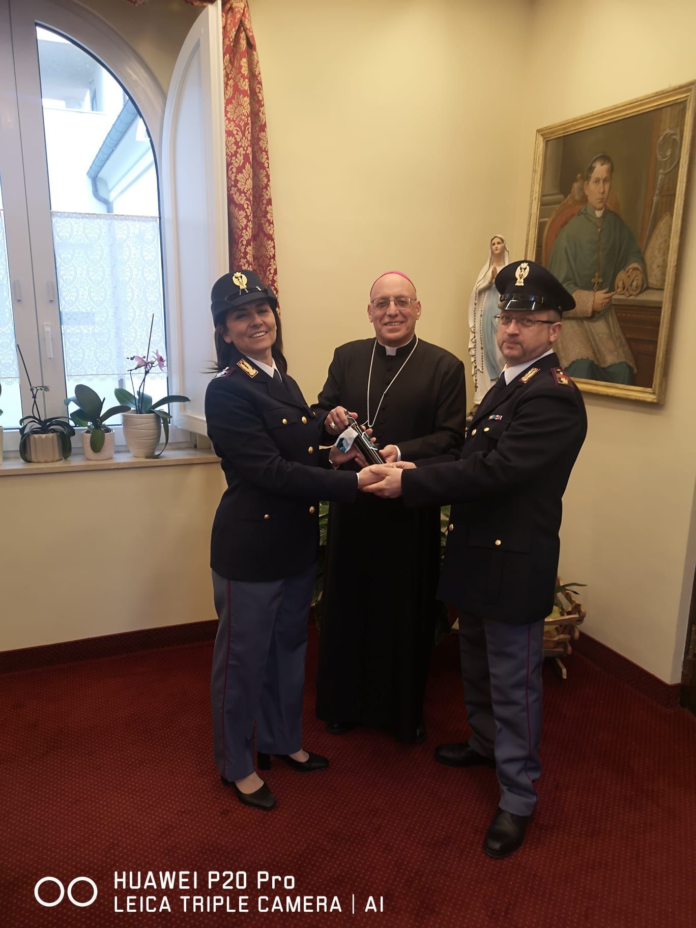 Avellino: La Polizia di Stato ha consegnato alle Diocesi irpine l’olio del Giardino della Memoria