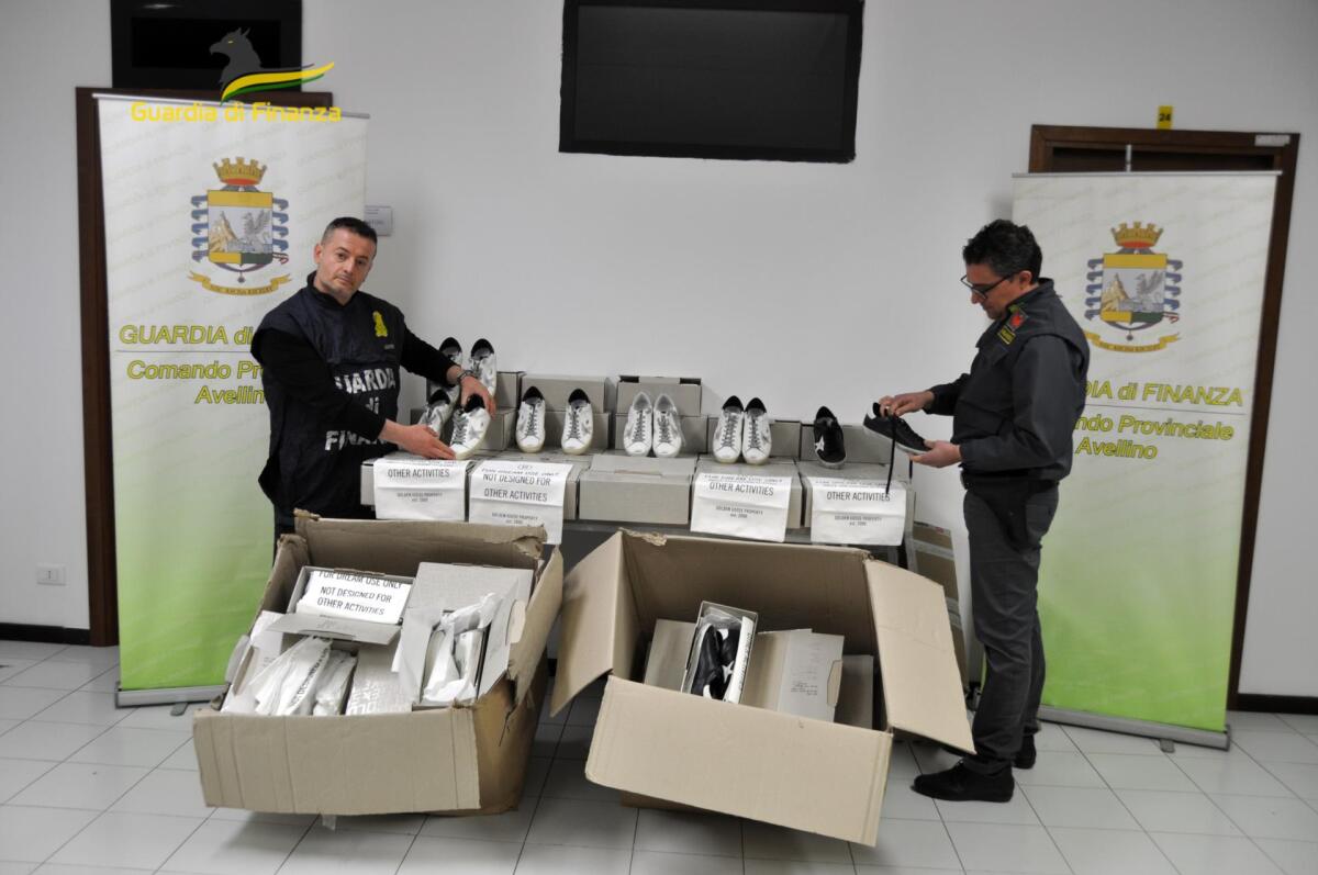 Mercogliano.  Sequestrate 70 paie di scarpe con marchio contraffatto - 