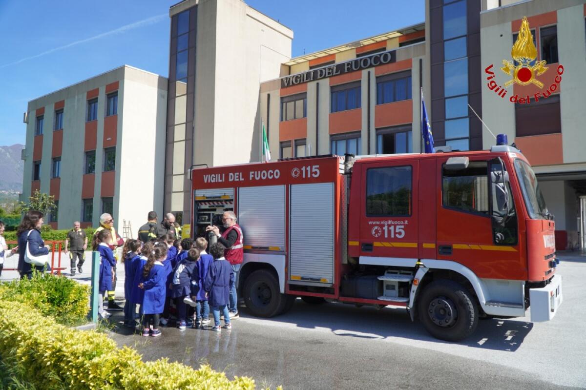 Vigili del fuoco, lezioni di sicurezza nelle scuole. - 