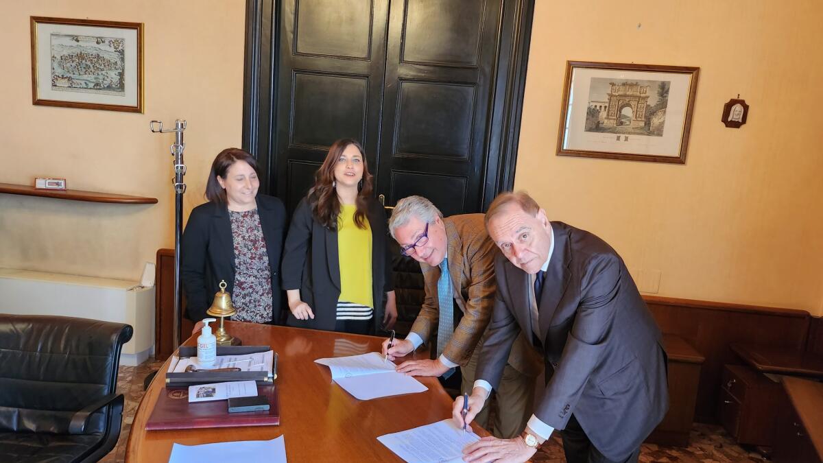 Mastella firma intesa sulle aziende con la Camera di Commercio - 
