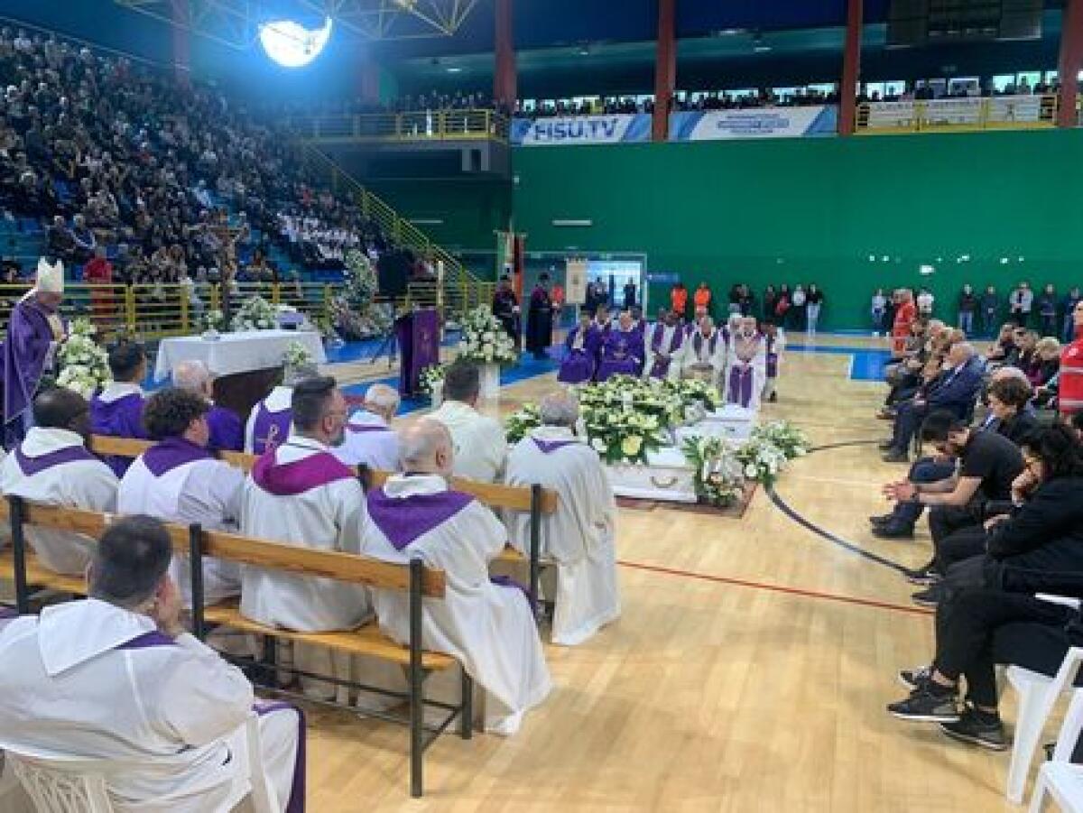 Ariano Irpino. Migliaia ai funerali dei tre giovani morti in incidente stradale - 