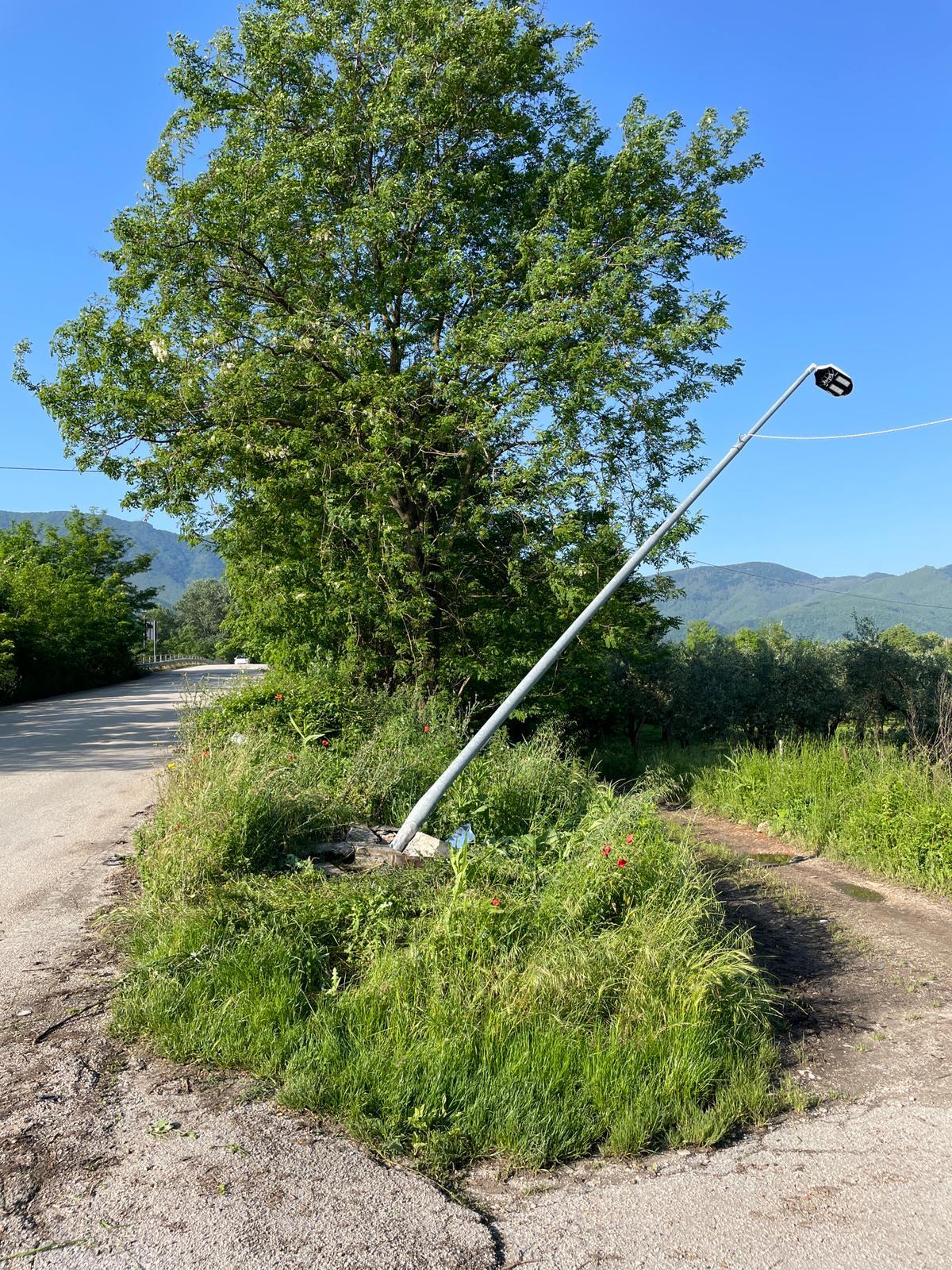 Cervinara. Auto finisce contro palo della pubblica illuminazione, identificato conducente - 