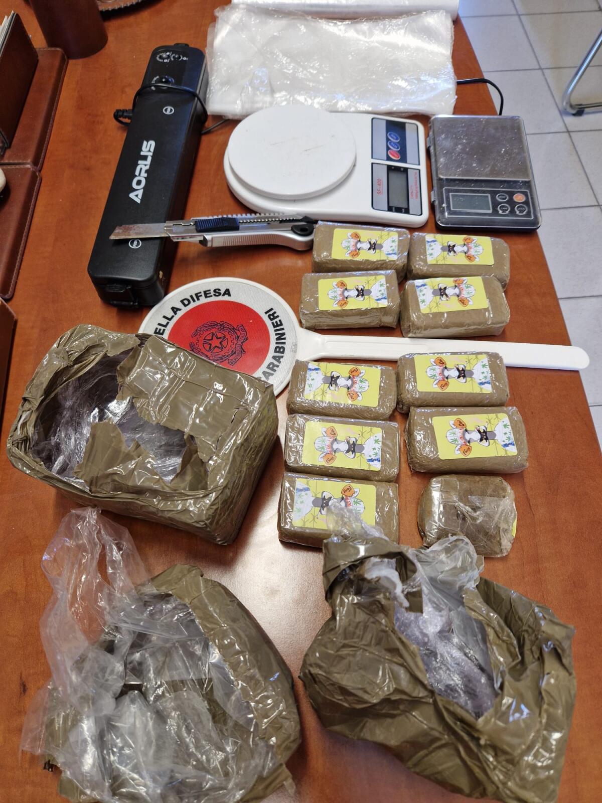 Nascondeva un chilo di hashish in uno stanzino, in manette un 37enne - 