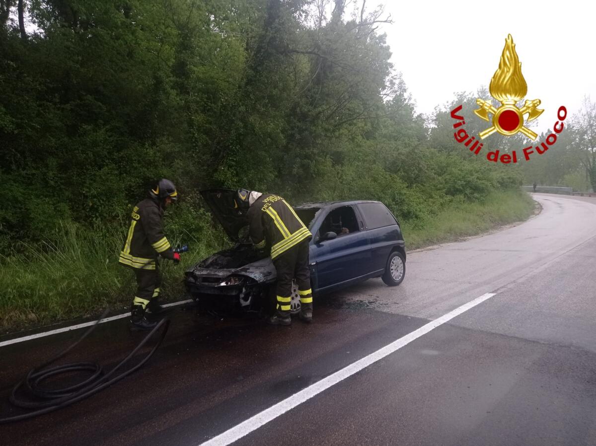 Cassano Irpino.In fiamme auto in transito - 