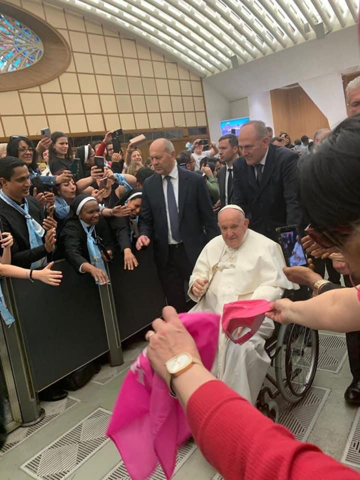 Pietrelcina. Il foulard di “Una Luce per la Vita” donato a Papa Francesco - 