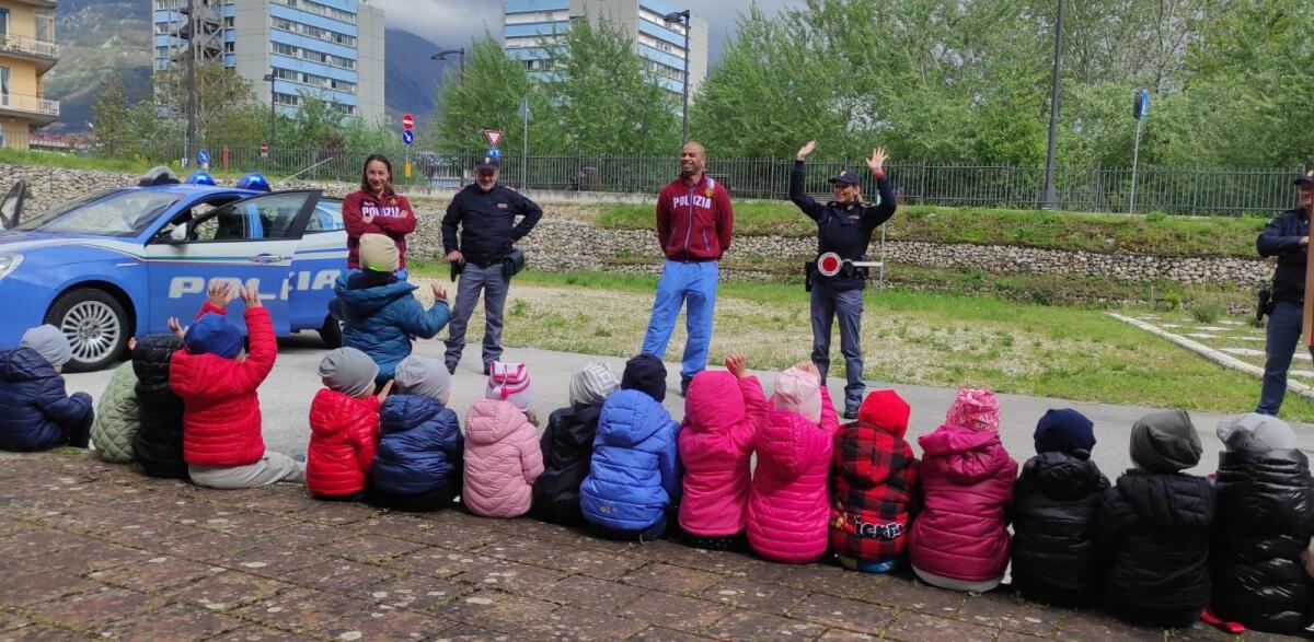 Gli Agenti della Questura di Avellino Incontrano gli alunni della Scuola dell'infanzia - 